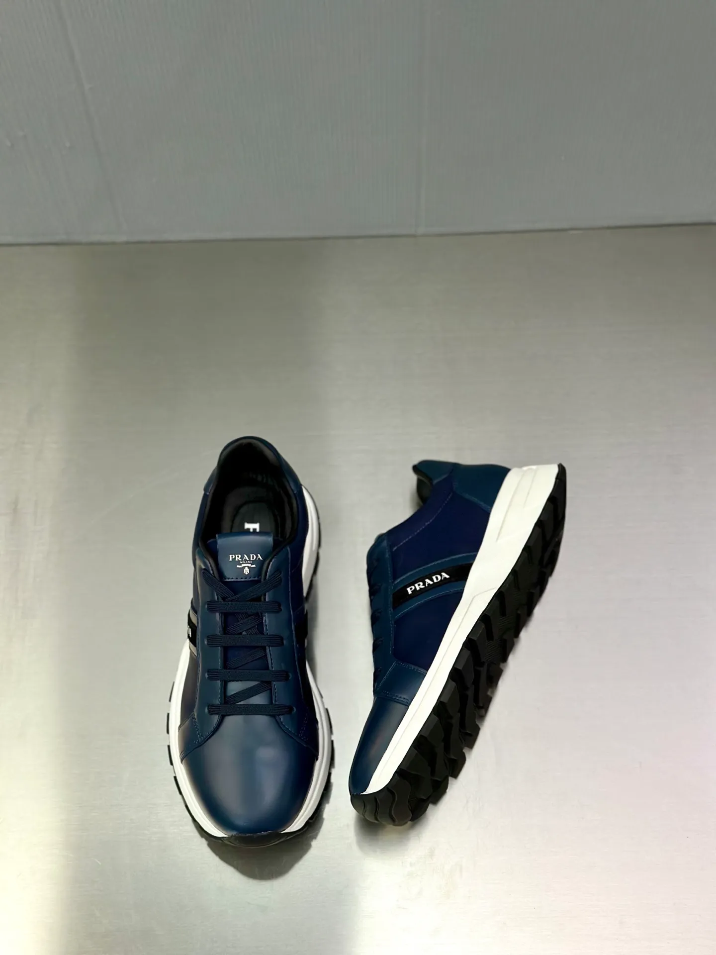 💰740 Prada/Prada men's new mesh stitching sneakers. This sneaker presents a modern version, reinterpreting the brand's archive style with clean lines and smooth details. The shoes are made of calf leather and technical fabric, with a triangular metal logo on the outside, bright TPU decoration on the heel, and a longer and padded inner heel design for a more comfortable fit. The tongue is decorated with a silk-screen logo, and is paired with a hollow rubber sole on the heel. The full cowhide lining comes standard with logo cowhide foot pads, making the upper foot taller, more comfortable, and versatile! Comes with full original packaging! Size: 39-40-41-42-43-44 standard leather shoe size (45 can be customized and does not support returns)